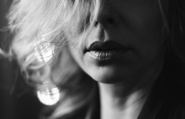 Gece ışıkları arka planda seksi sarışın portre