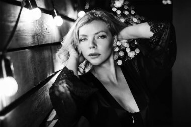 Gece ışıkları arka planda seksi sarışın portre