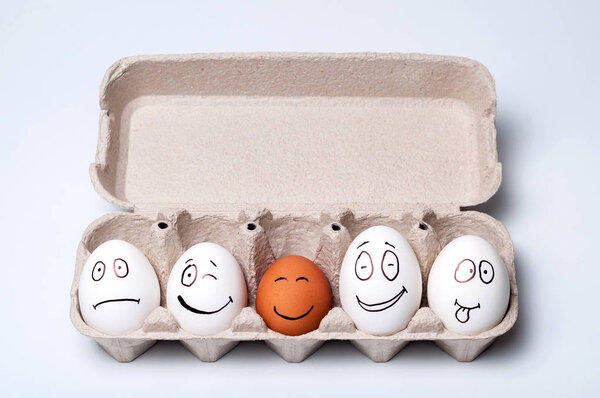 куриные яйца на изолированном фоне
