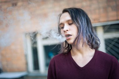 Duman sigara genç bir adam portresi