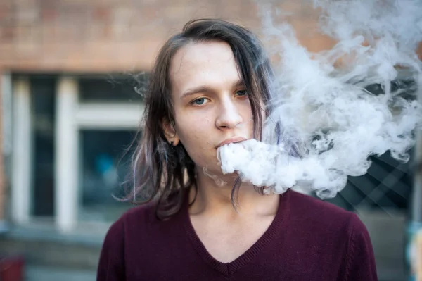 タバコの煙の中で若い男の肖像 — ストック写真