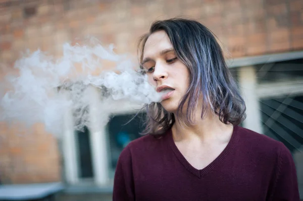 タバコの煙の中で若い男の肖像 — ストック写真