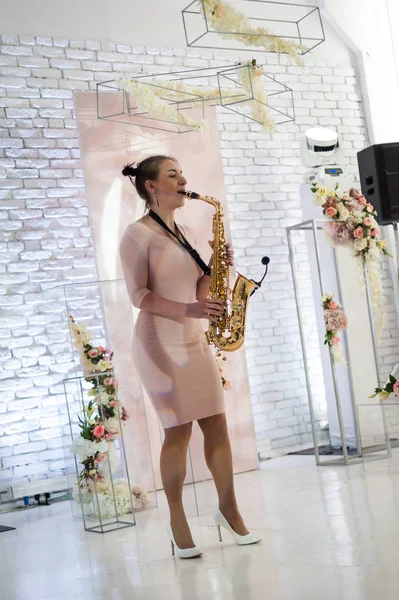Mooi meisje spelen saxofoon — Stockfoto