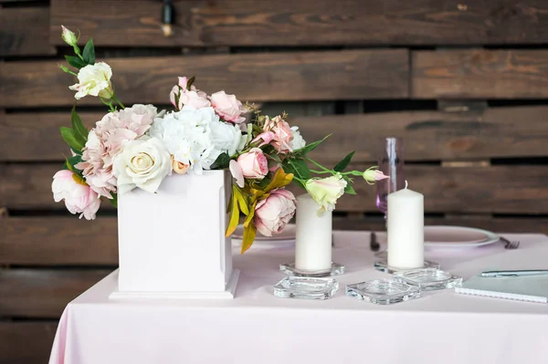 Het instellen van de bruiloft tafel voor een jong stel — Stockfoto