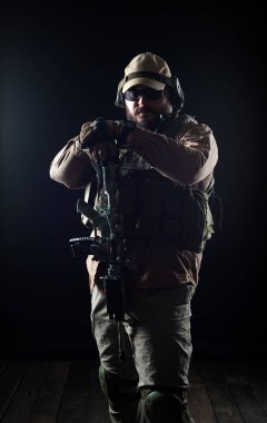 Silahlı asker savaşa hazır. Askeri kavram.