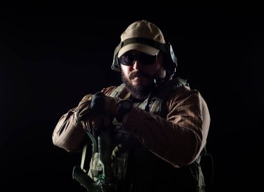 Silahlı asker savaşa hazır. Askeri kavram.