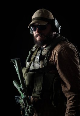 Silahlı asker savaşa hazır. Askeri kavram.