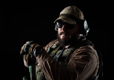 Silahlı asker savaşa hazır. Askeri kavram.