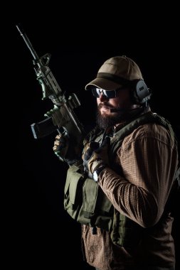Silahlı asker savaşa hazır. Askeri kavram.