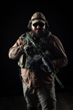 Silahlı asker savaşa hazır. Askeri kavram.