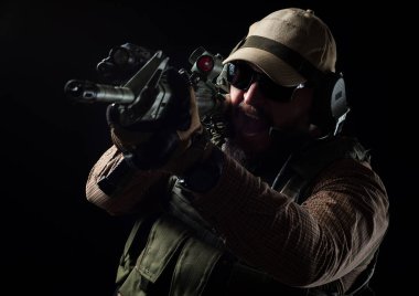 Silahlı asker savaşa hazır. Askeri kavram.