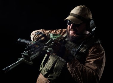 Silahlı asker savaşa hazır. Askeri kavram.