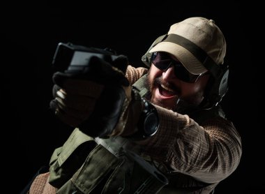 Silahlı asker savaşa hazır. Askeri kavram.