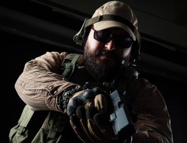 Silahlı asker savaşa hazır. Askeri kavram.