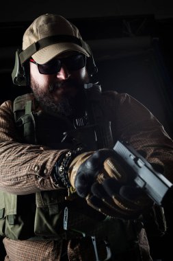 Silahlı asker savaşa hazır. Askeri kavram.