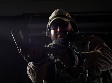 Silahlı asker savaşa hazır. Askeri kavram.