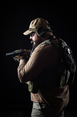 Silahlı asker savaşa hazır. Askeri kavram.