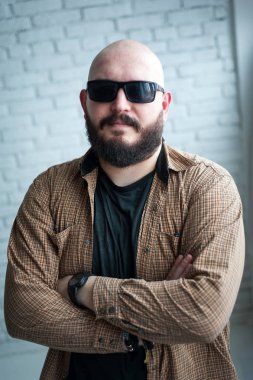 Sakallı bir gömleğin içinde kel bir adamın portresi