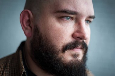 Sakallı bir gömleğin içinde kel bir adamın portresi