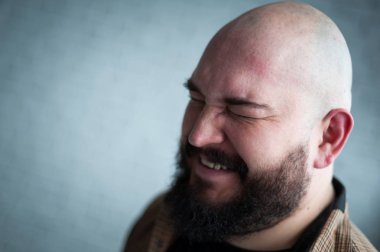 Sakallı bir gömleğin içinde kel bir adamın portresi