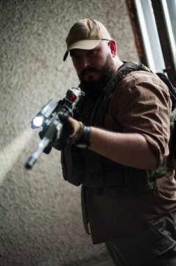 Silahlı asker savaşa hazır. Askeri kavram.