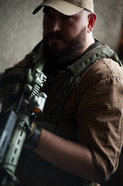 Silahlı asker savaşa hazır. Askeri kavram.