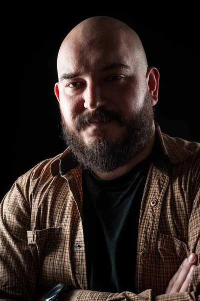 Sakallı bir gömleğin içinde kel bir adamın portresi