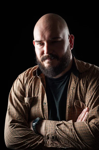 Sakallı bir gömleğin içinde kel bir adamın portresi