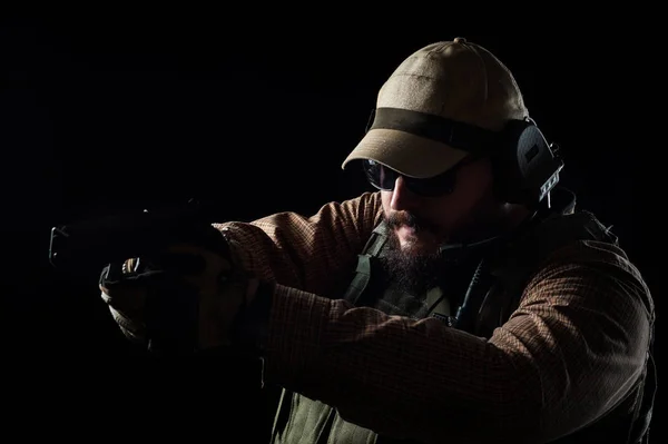 Soldado armado listo para la batalla. Concepto militar . — Foto de Stock