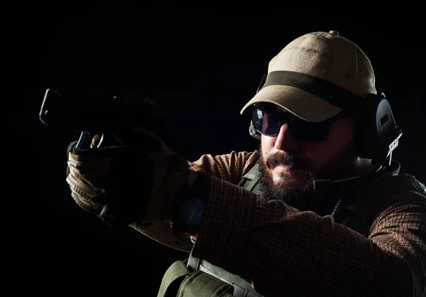 Soldado armado pronto para a batalha. Conceito militar . — Fotografia de Stock