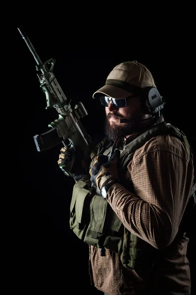 Silahlı asker savaşa hazır. Askeri kavram.
