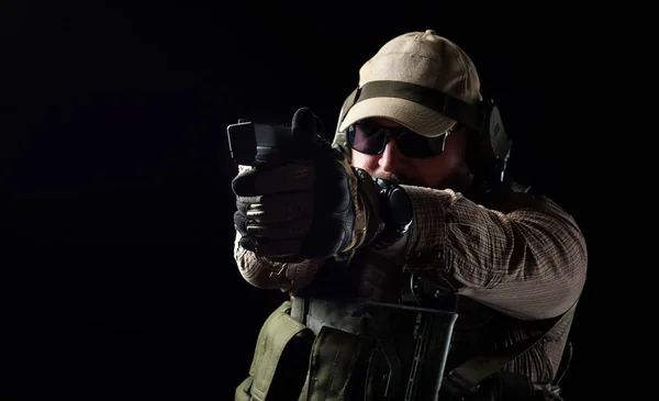 Soldado armado listo para la batalla. Concepto militar . — Foto de Stock