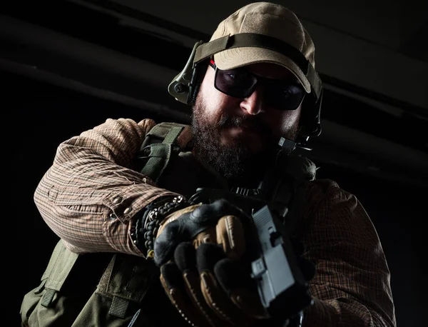 Silahlı asker savaşa hazır. Askeri kavram.