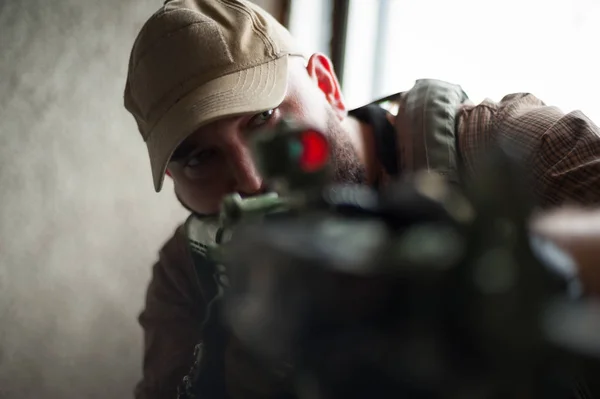 Soldado armado listo para la batalla. Concepto militar . — Foto de Stock