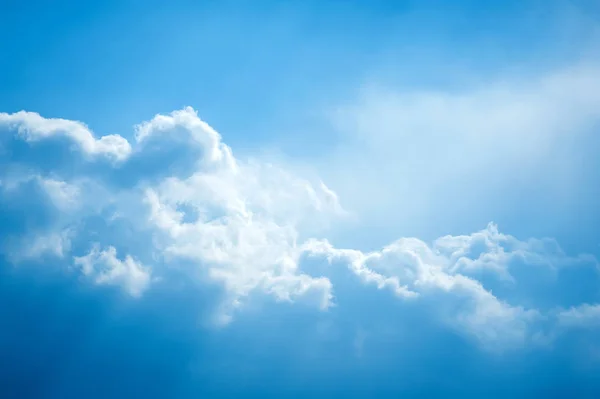 Białe chmury na niebieskim niebie — Zdjęcie stockowe