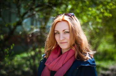 Yeşillikler arasında güzel kız