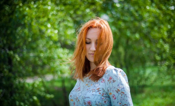 Porträt eines Mädchens mit roten Haaren, das im Wind flattert. — Stockfoto