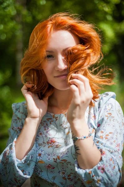 Rüzgarda çırpınan kızıl saçlı bir kızın portresi. — Stok fotoğraf