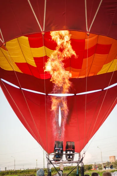 Na szczycie balonów, napełnić i unosić się w powietrzu — Zdjęcie stockowe