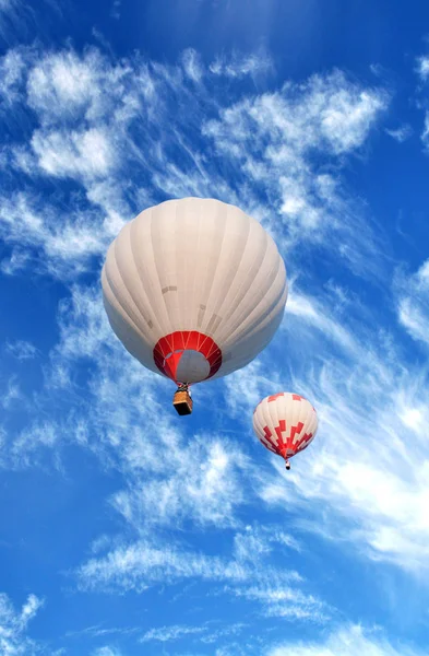 Boven op de ballonnen, blazen en zweven in de lucht — Stockfoto