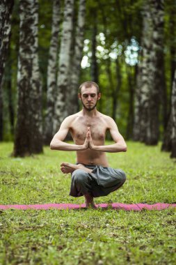 Gün batımında meditasyon eden yogacı adam. Seren meditasyon Erkek modeli