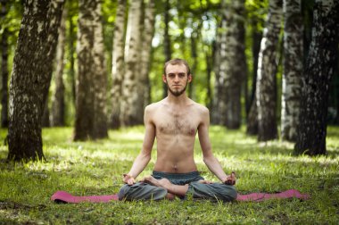 Gün batımında meditasyon eden yogacı adam. Seren meditasyon Erkek modeli