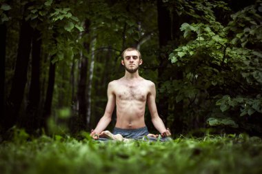 Gün batımında meditasyon eden yogacı adam. Seren meditasyon Erkek modeli