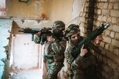 Ellerinde ki kızların askeri portresi bir tüfek tutuyorlar