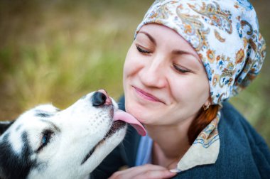 Bir köpek ile Parkta yürürken genç bir kız, d sarılma