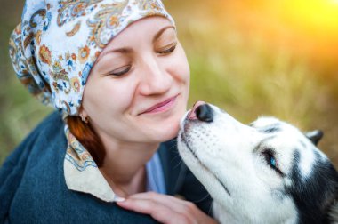 Bir köpek ile Parkta yürürken genç bir kız, d sarılma