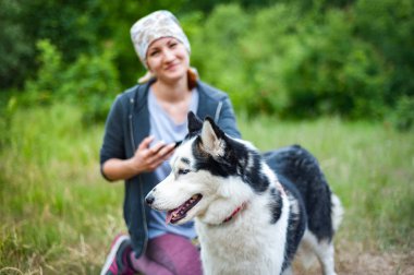 Bir köpek ile Parkta yürürken genç bir kız, d sarılma
