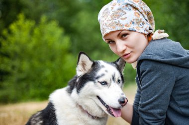 Bir köpek ile Parkta yürürken genç bir kız, d sarılma