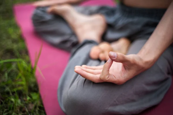 Gün batımında meditasyon eden yogacı adam. Seren meditasyon Erkek modeli