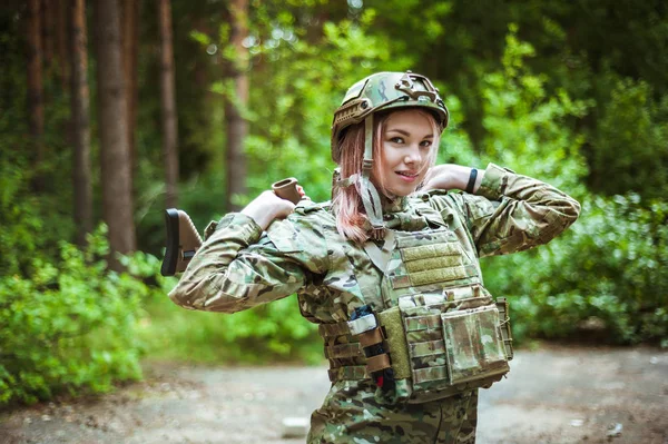 Piękny portret dziewczyny trzymania pistoletu — Zdjęcie stockowe